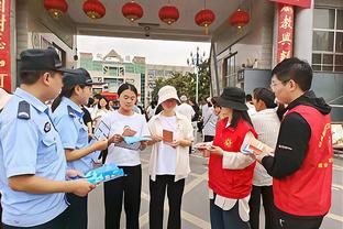 黄健翔谈弗拉泰西庆祝时露屁股：这真不算啥，想想2001年罗马夺冠